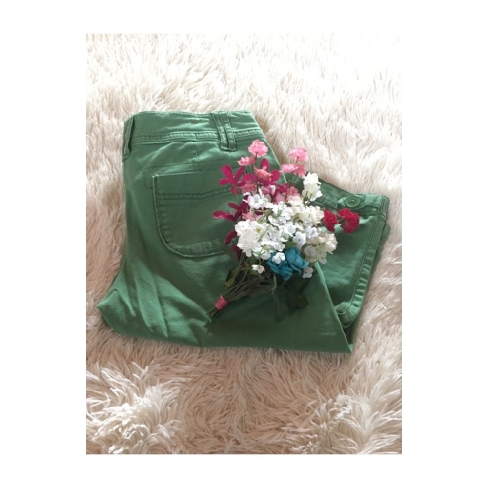 Green capris